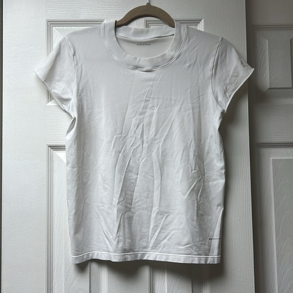 White AIRism T-Shirt size medium - Picture 1 of 6